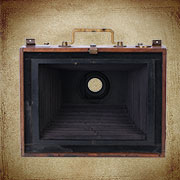【PHOTO HALL】法国木制横置折叠相机拆解图， 从片盒方向观察幕帘快门开启状态。